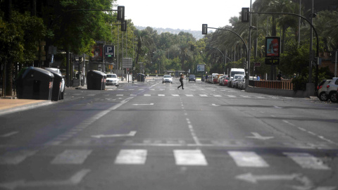 Vista de la avenida de la Victoria de Córdoba en las horas centrales de una jornada marcada por la ola de calor que afecta a toda la Península. EFE /Rafa Alcaide