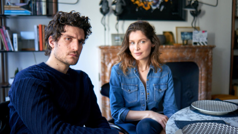 (19/04/2022) Louis Garrel y Laetitia Casta son la pareja de padres protagonista.