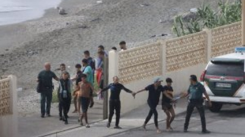 Decenas de migrantes llegan a nado a Ceuta desde Marruecos