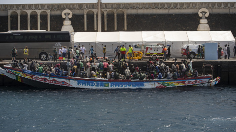 Un cayuco llega al Puerto de la Restinga (Canarias) con 386 migrantes a bordo.