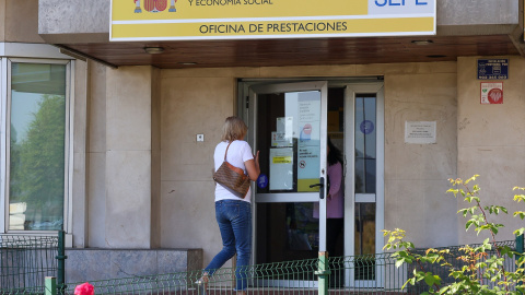 Una mujer entra a una oficina del SEPE.