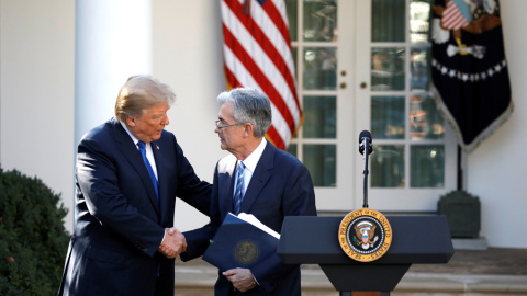 El presiodente de EEUU, Donald Trump, estrecha la mano de  Jerome Powell, enm los jardines de la Casa Blanca, tras anunciar su nominación para presidir la Reserva Federeal, en noviembre de 2017. REUTERS/Carlos Barria