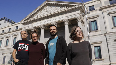 Los miembros de la CUP de izquierda a derecha: Francesc Gabarrell , Mireia Vehí, Albert Botran y Eulàlia Reguant posan frente al Congreso de los Diputados