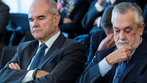 Los expresidentes andaluces Manuel Chaves y José Antonio Griñán, en la última sesión del juicio que se ha seguido en la Audiencia de Sevilla por  la pieza política del caso ERE.EFE/Raúl Caro