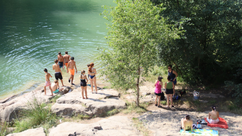 Diversos banyistes gaudeixen de la zona de bany de Pedret, al Berguedà