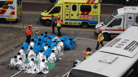 Activistas esperan en la Universidad Politécnica de Hong Kong a ser llevados al hospital. EFE/JEROME FAVRE