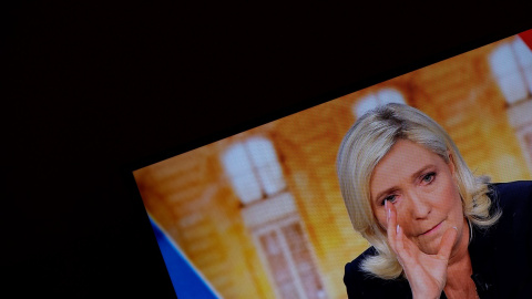 Marine Le Pen durante su debate electoral con Emmanuel Macron, previo a la segunda vuelta de las presidenciales francesas. REUTERS/Christian Hartmann