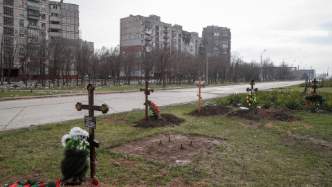 Las tumbas de los civiles muertos durante el conflicto entre Ucrania y Rusia se ven junto a edificios de apartamentos en la ciudad portuaria sureña de Mariupol , Ucrania, 10 de abril de 2022.