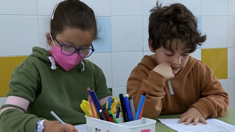 Fin de la mascarilla en las aulas: ¿Qué es el síndrome de la cara vacía?