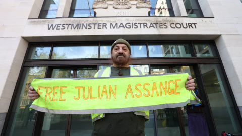 Un hombre sostiene una pancarta pidiendo la libertad de Assange durante una protesta frente al Tribunal de Magistrados de Westminster en Londres, este miércoles.