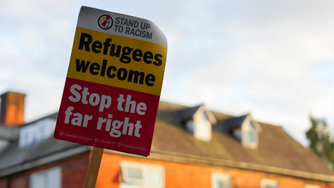 Pancarta a favor de los refugiados y contra la ultraderecha, en una manifestación antirracista en la localidad británica de Derby. REUTERS/Denis Balibouse