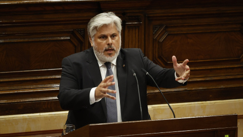 El presidente de Junts en el Parlament, Albert Batet, interviene durante el debate del pleno de investidura, en el Parlament de Cataluña, a 8 de agosto de 2024, en Barcelona, Catalunya (España).