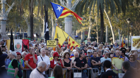 Numerosas personas de este jueves cerca del Parlament, donde tiene previsto celebrarse la investidura de Salvador Illa, y a la que el expresidente catalán Carles Puigdemont, sobre el que pesa una orden de detención, pretende acudir.