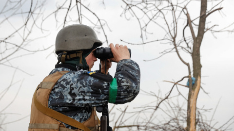 Un militar ucraniano observa con unos prismáticos, mientras continúa el ataque de Rusia a Ucrania, en una posición en la región de Donetsk, Ucrania, 18 de abril de 2022.