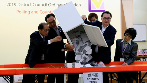 24/11/2019 - Funcionarios abren una urna para el recuento de votos en las elecciones de Hong Kong. / REUTERS