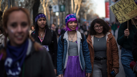 Un grupo de jóvenes avanza hacia la manifestación con motivo del día de la mujer durante la huelga feminista en Madrid.- JAIRO VARGAS