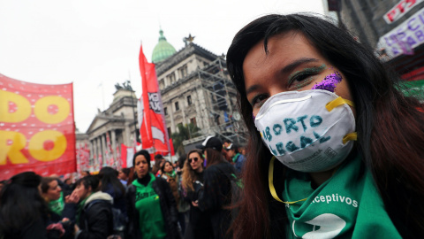 Activistas a favor de la despenalización del aborto se concentran en la Plaza del Congreso de Buenos Aires, donde el Senado argentino debate la ley sobre la interrupción del embarazo.. REUTERS/Marcos Brindicci