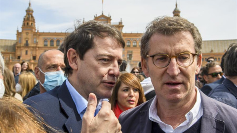 Alberto Núñez Feijóo y Alfonso Fernández Mañueco,  en la Plaza de España de Sevilla.