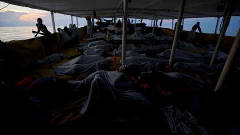 Migrantes en el barco de Open Arms este lunes. REUTERS/Juan Medina