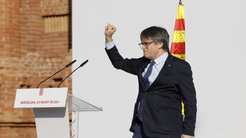 El expresidente catalán Carles Puigdemont, interviene en el acto de bienvenida para el que miles de independentistas se congregan en el paseo Lluís Companys de Barcelona