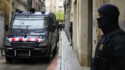 Los Mossos d'Esquadra están registrando esta mañana una vivienda de Igualada (Barcelona) en el que ha sido detenido el presunto autor de la brutal agresión sexual que sufrió en esta población una menor de 16 años el pasado 1 de noviembre, que perman