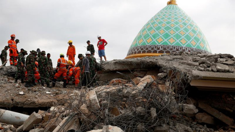 Miembros del personal de rescate trabajan en la búsqueda de víctimas de un terremoto en la isla indonesia de Lombok. / EFE