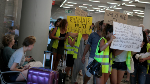 Varios trabajadores de Ryanair se manifiestan reclamando mejores condiciones laborales | Foto: Reuters