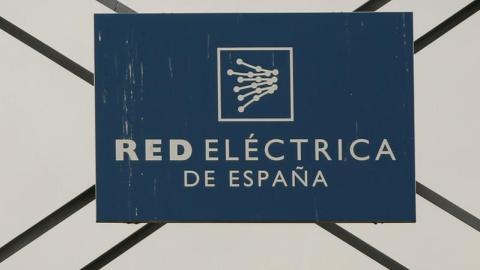 El logotipo de Red Electrica en una torre de electricidad en Alcobendas, en las afueras de Madrid. REUTERS/Sergio Perez