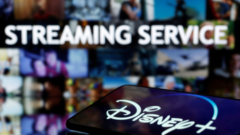 Un smartphone con el logo del servicio de 'streaming' Disney+ en su pantalla. REUTERS/Dado Ruvic/Illustration