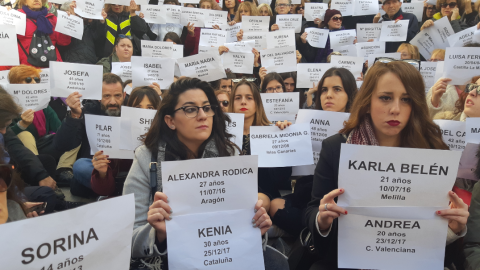 Mujeres portando los nombres de las 1.028 asesinadas por violencia de género desde 2003 frente al Ayuntamiento de Madrid / Marisa Kohan - Público