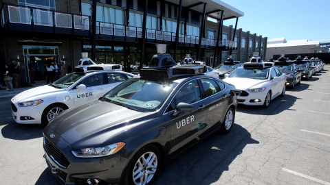 Una flota de coches autónomos Uber durante una exhibición en Pittsburgh en 2016. /REUTERS