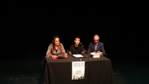 Álex Martínez, uno de los acusados, sentado entre Marta González, del colectivo Madres contra la represión (d), y el abogado Ertlanz Ibarrondo (i), el abogado defensor, en la rueda de prensa ofrecida en Madrid.