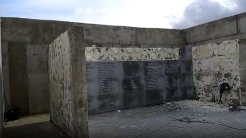 Arrancan las placas con los nombres de los fusilados durante el franquismo en el Cementerio de La Almudena