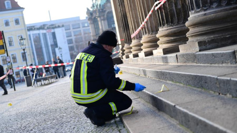 Un investigador de la Policía alemana inspecciona los exteriores del Museo de la Bóveda Verde (Dresde), lugar donde se cometió el robo./ Filip Singer (EFE)