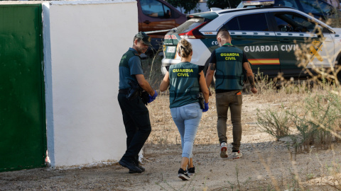 La Guardia Civil en las proximidades de la casa del padre del joven que mató a Mateo en Mocejón (Toledo).