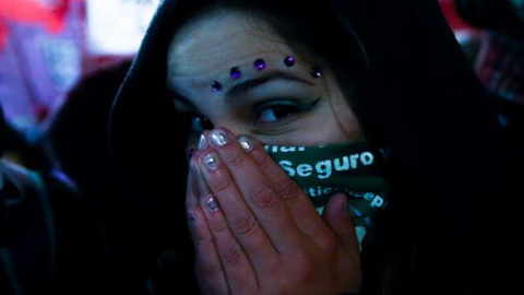 Una mujer partidaria de despenalizar el aborto se retira de la Plaza del Congreso en la madrugada después de  que el Senado argentino haya rechazado la aprobación del proyecto de ley sobre la despenalización de la interrupción del embarazo. EFE/David 