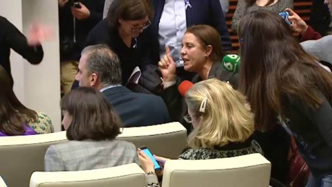 Momento en el que Nadia Otmani reprocha a Javier Ortega Smith su intervención.