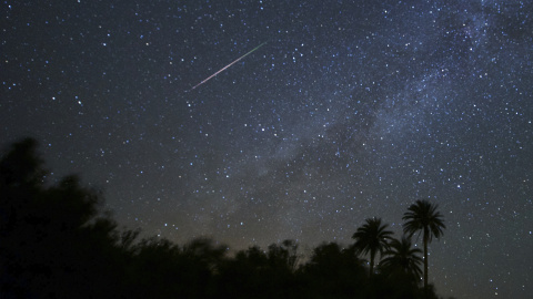 Las perseidas o lágrimas de San Lorenzo  cruecan el firmamento, vistas desde el Barranco de Ajuy en Pájara (Fuerteventura). EFE/Carlos de Saá