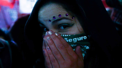 Una mujer partidaria de despenalizar el aborto se retira de la Plaza del Congreso en Buenos Aires - EFE/DAVID FERNÁNDEZ