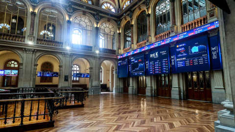 Paneles informativos con los datos de la marcha del mercado en el Palacio de la Bolsa de Madrid. E.P./Ricardo Rubio / Europa Press