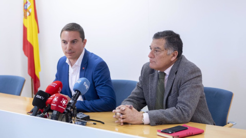 El secretario general del PSOE-M, Juan Lobato junto a su padre.