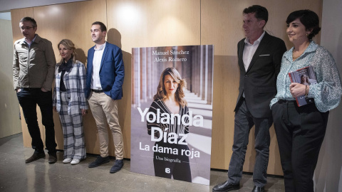 Eduardo Madina, Yolanda Díaz, Alexis Romero, Manuel Sánchez e Inma Carretero, en la presentación del libro 'Yolanda Díaz. La dama roja' (Penguin Random House)