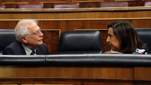 El ministro de Asuntos Exteriores Josep Borrell, conversa con la titular de Defensa, Margarita Robles, al inicio de la sesión de control del Congreso de los Diputados. EFE/Ballesteros