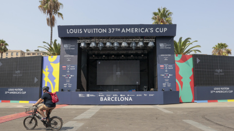 Trabajadores realizan las últimas tareas en el 'Race Village' de la Copa del América, situado a lo largo del 'Moll de la Fusta' de Barcelona. EFE/ Toni Albir