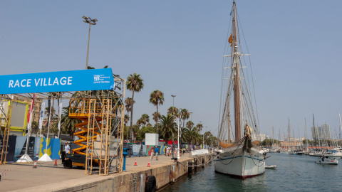 Trabajadores realizan las últimas tareas en el 'Race Village' de la Copa del América, situado a lo largo del 'Moll de la Fusta' de Barcelona. EFE/ Toni Albir