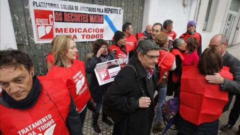 Integrantes de la plataforma de enfermos de la hepatitis, ante el Parlamento gallego durante una protesta en 2016. EFE