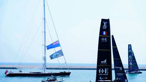 El barco del equipo francés Orient Express, y el barco del equipo británico Ineos Britannia, en Barcelona, participantes de la Copa America. EFE/Alejandro García