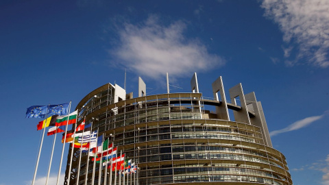 Banderas de los países de la Unión Europea frente al edificio del Parlamento Europeo en Estrasburgo (Francia). REUTERS/Arnd Wiegmann