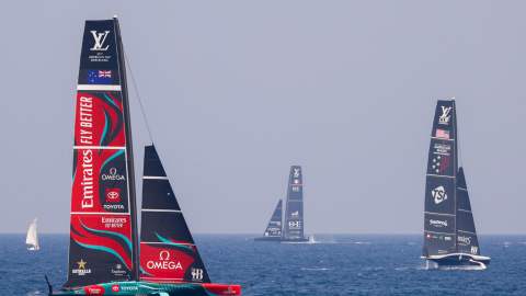 Las embarcaciones Emirates Team New Zealand (i), American Magic New York Yacht Club (d) y el Orient Express Racing Club (c), participantes de la Copa del América, en Barcelona. EFE/Quique García