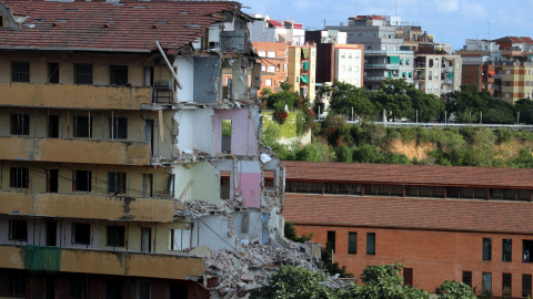 Edifici el Barco amb una part de la seva estructura ja enderrocada